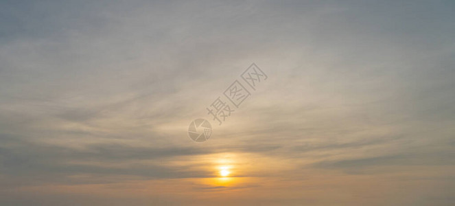 夕阳的天空抽象的自然景观背景黄昏时分戏剧蓝色和橙色图片