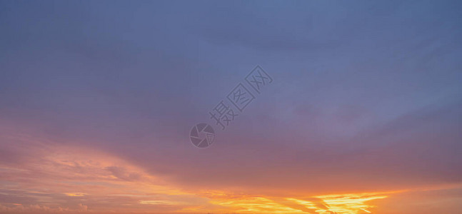 夕阳的天空抽象的自然景观背景黄昏时分戏剧蓝色和橙色图片