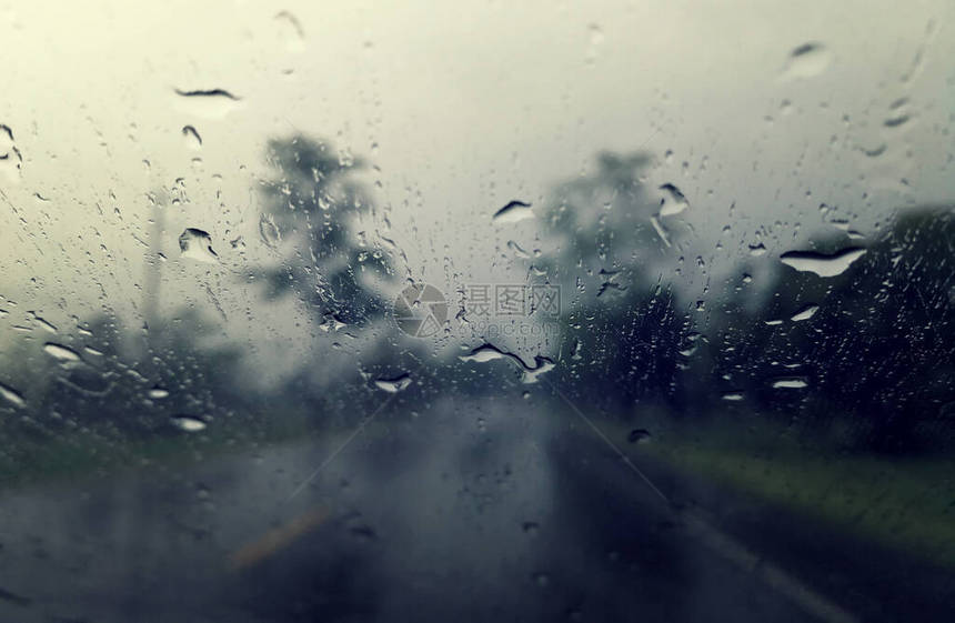 雨季抽象背景下雨滴在汽车玻璃窗上图片