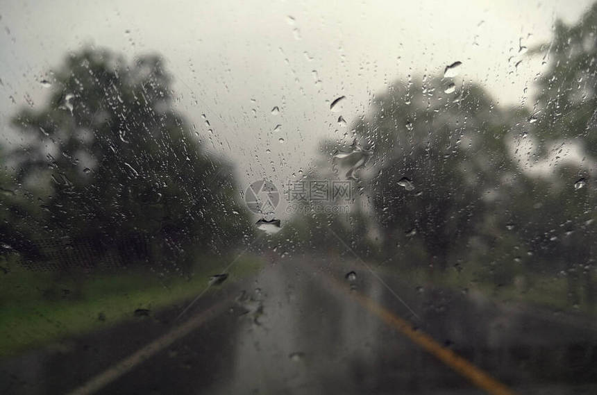 雨季抽象背景下雨滴在汽车玻璃窗上图片