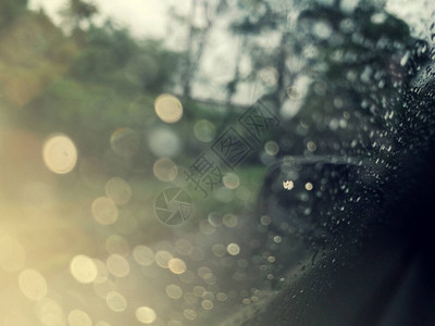 雨季抽象背景下雨滴在汽车玻璃窗上图片