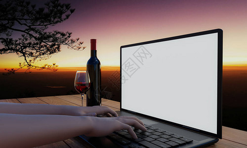 上面放着一杯红酒和一瓶在户外工作以消遣有松树和早晨阳光的山景图片