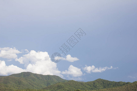 云彩和蓝天与山抽象背景图片