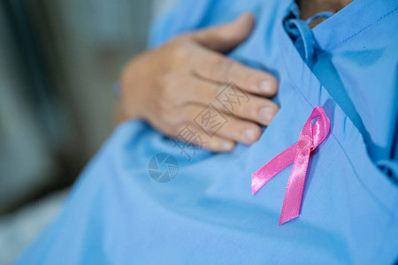 乳癌亚洲高级女病人的粉色丝带图片