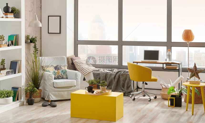 客厅室内风格城市视野背景手椅工作桌和笔记本电脑中图片