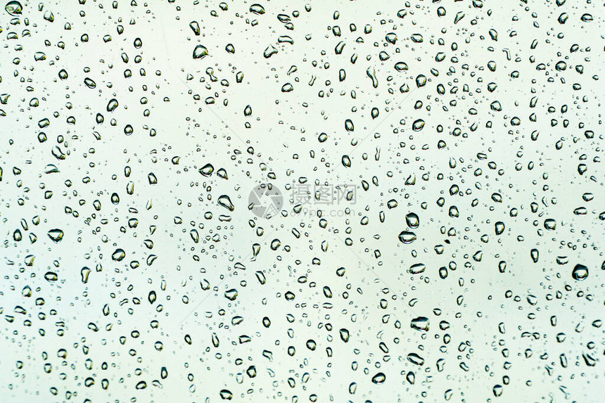 大雨后滴在窗户上的抽象照片图片
