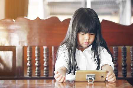 亚洲儿童可爱或小女孩穿着白衬衫图片