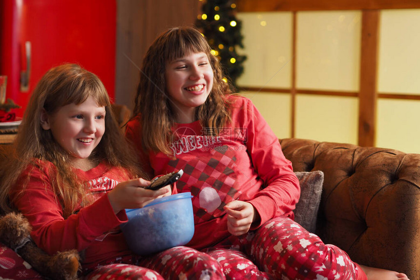 两个穿红睡衣头发松的少女正在看电影图片