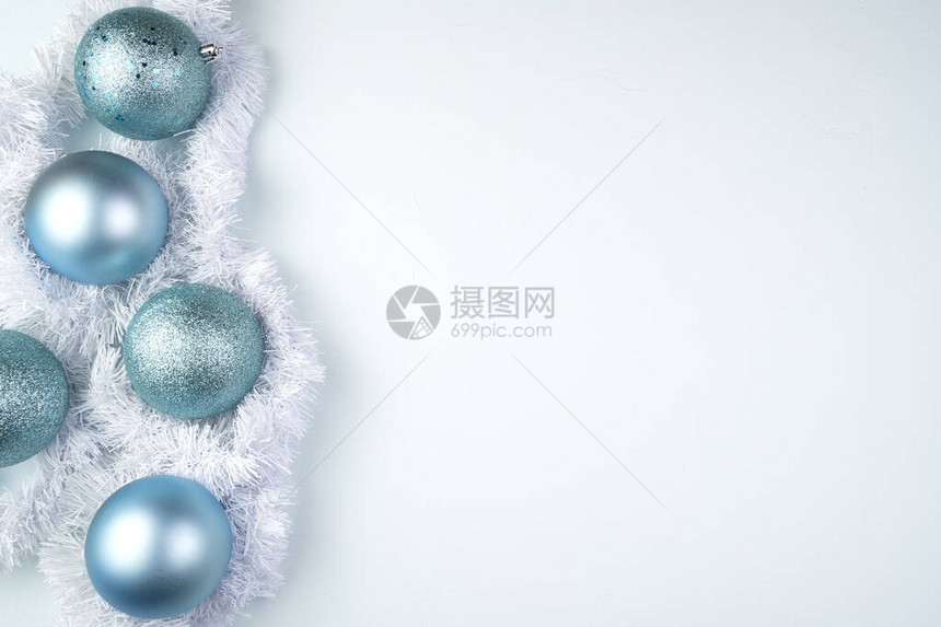 柔软的蓝色圣诞背景与玩具和蓝色背景上的白色金属丝假日背景顶视图2021年新和图片