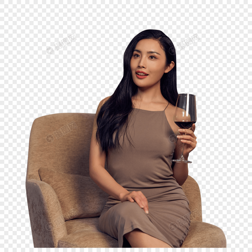 酒会坐在沙发手拿红酒杯的成熟女士图片