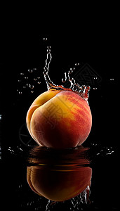 产品抽象素材水蜜桃在水中的产品插画
