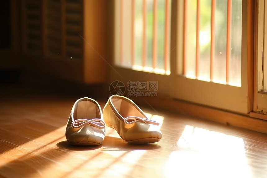 清晨阳光地板上的鞋图片