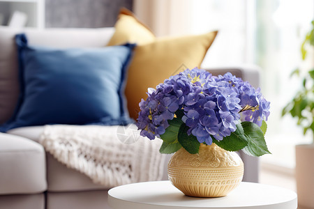 明亮客厅摆放紫色绣球花背景图片