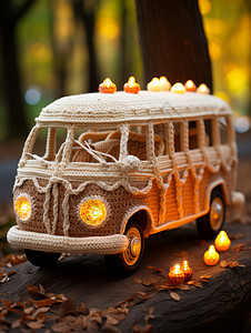 立体蛋糕在森林中亮着车灯的毛线手工卡通汽车背景