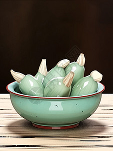 绿色新春素材在绿色陶瓷小碗中几瓣腊八蒜背景