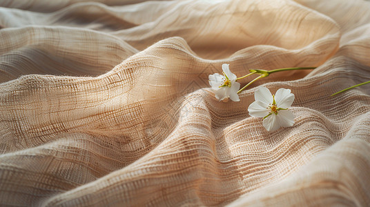 棉麻布上放着一朵小花高清图片