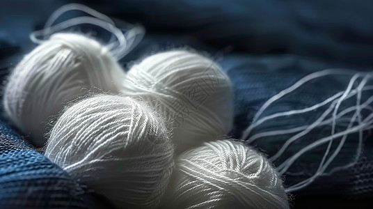 羊毛材质几团白色毛线团放在蓝布插画