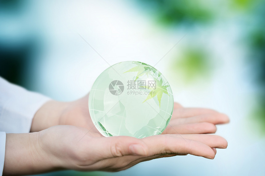 创意透明玻璃地球手势图片