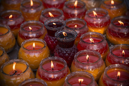 烛莓祈祷的烛光背景
