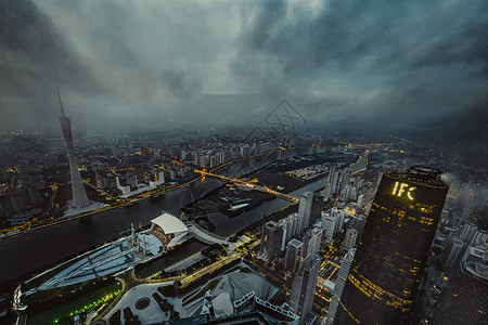 清晨阴天里的广州东塔背景图片