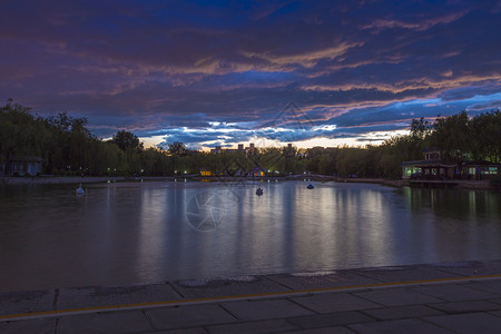 湖面晚霞背景图片