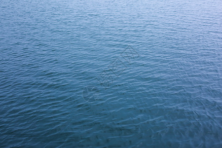 蓝色波光粼粼的东湖湖面图片