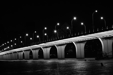 黑夜水面的沙湖大桥高清图片
