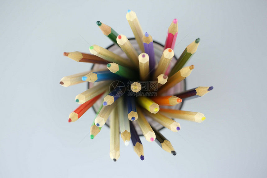 笔筒里的旋转铅笔创意图片