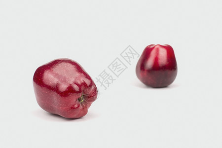 两个红色苹果蛇果特写高清图片