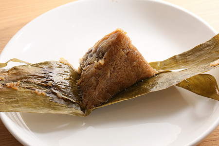 端午粽与鱼端午盘子里摆放的剥开粽子背景