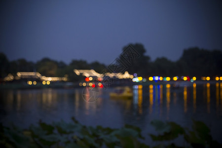 夜景光源温暖模糊的夜景古城背景