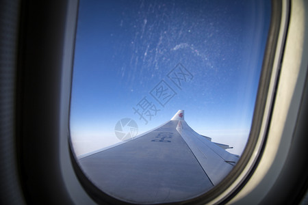 天空上的飞机颤动的银翼背景