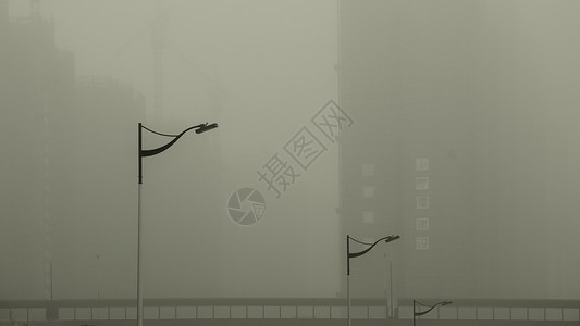 雾霾天的路灯高清图片