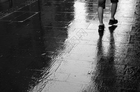 雨天的脚步背景图片