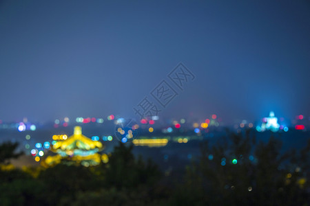 城市光源温暖模糊的夜景背景