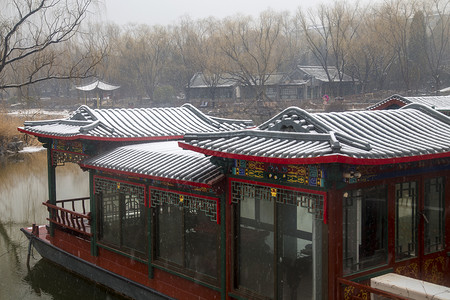 雪下船红色漂浮雪花高清图片