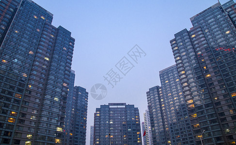 高层建筑售楼处夜景高清图片