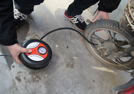 充气漏气的轮胎高清图片