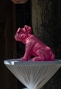 粉色河马雕塑斗牛犬背景