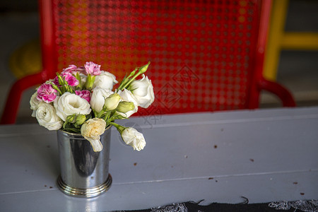 花色康乃馨桌上的花背景