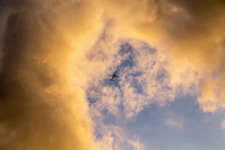 太空漫步机云中漫步背景