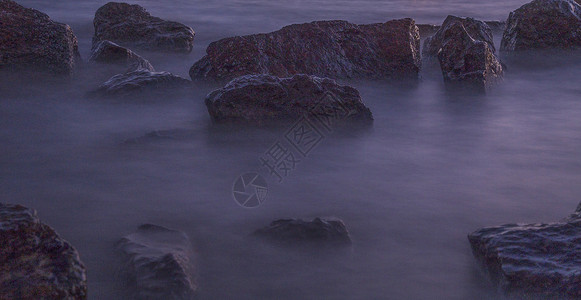 海边红树林幽暗岩海背景