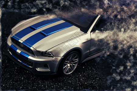 汽车上市海报沙暴中的福特野马背景