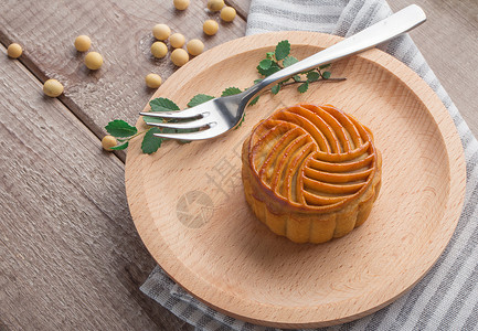 咸味的中秋传统美食月饼摆拍木板背景背景