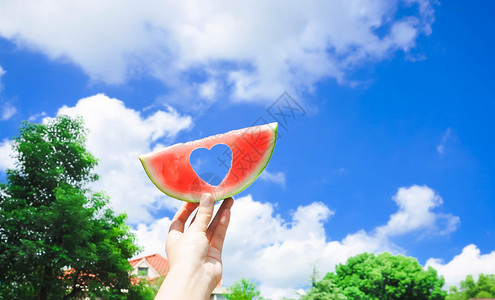 创意水果西瓜天空中的爱心西瓜背景