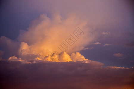 黄昏的云背景图片