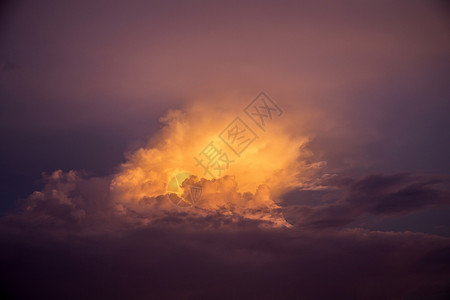 紫罗兰的云背景图片