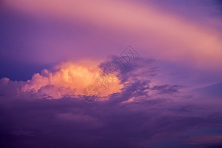 紫罗兰色的紫罗兰的云背景