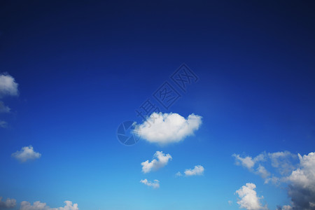 蓝天下一小撮白云背景图片