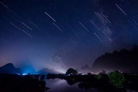 山与水上的流星雨背景图片